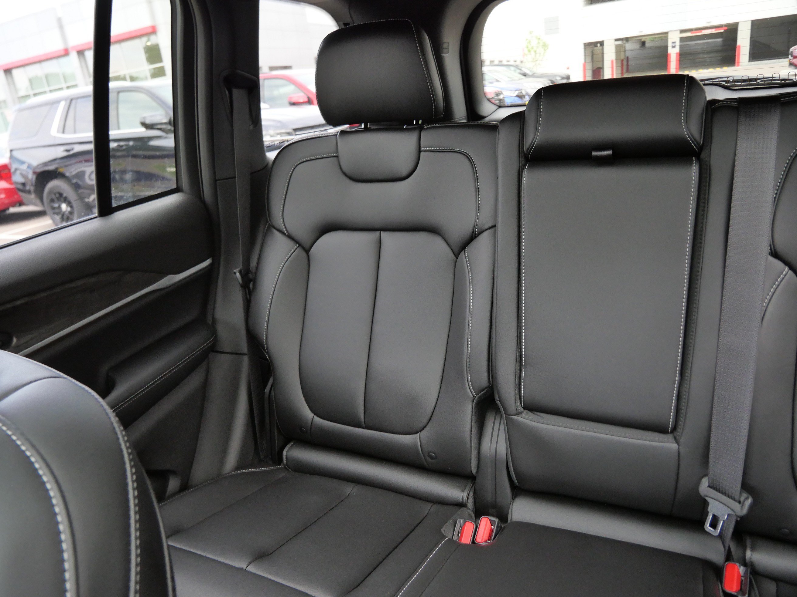 Used 2025 Jeep Grand Cherokee Limited AWD/4WD image 12