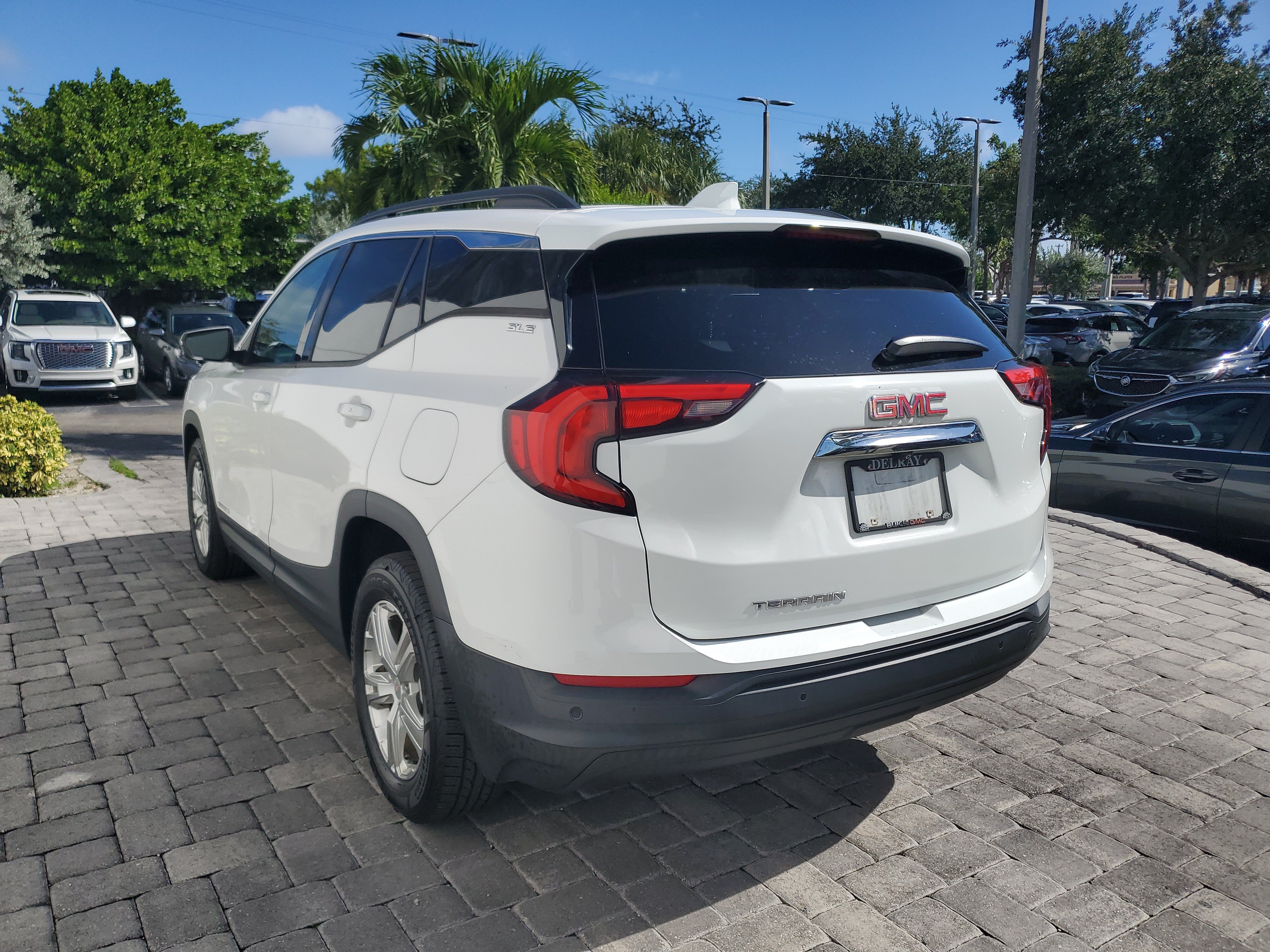 Used 2020 GMC Terrain SLE w/ Driver Convenience Package FWD image 3