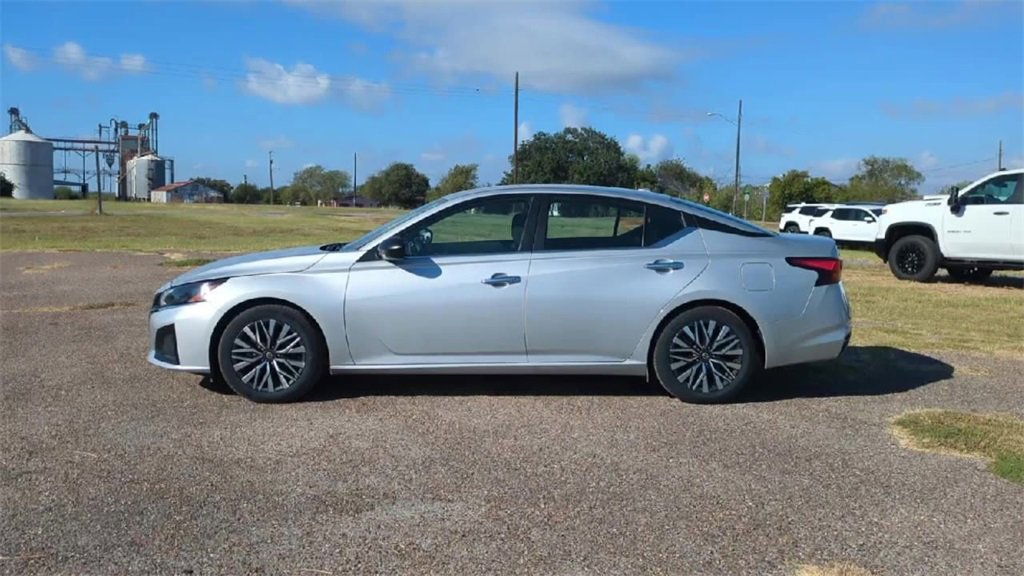 Used 2024 Nissan Altima 2.5 SV image 5