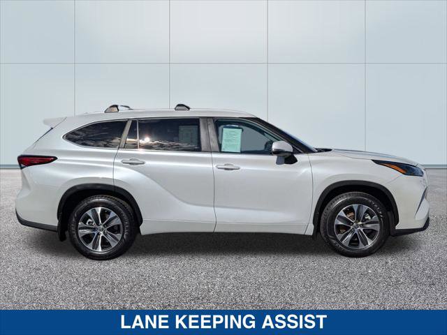 Used 2023 Toyota Highlander XLE image 6