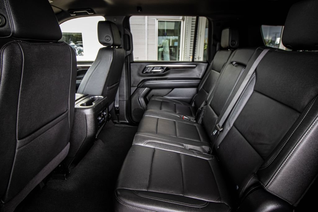 Used 2025 Chevrolet Suburban LT RWD image 25