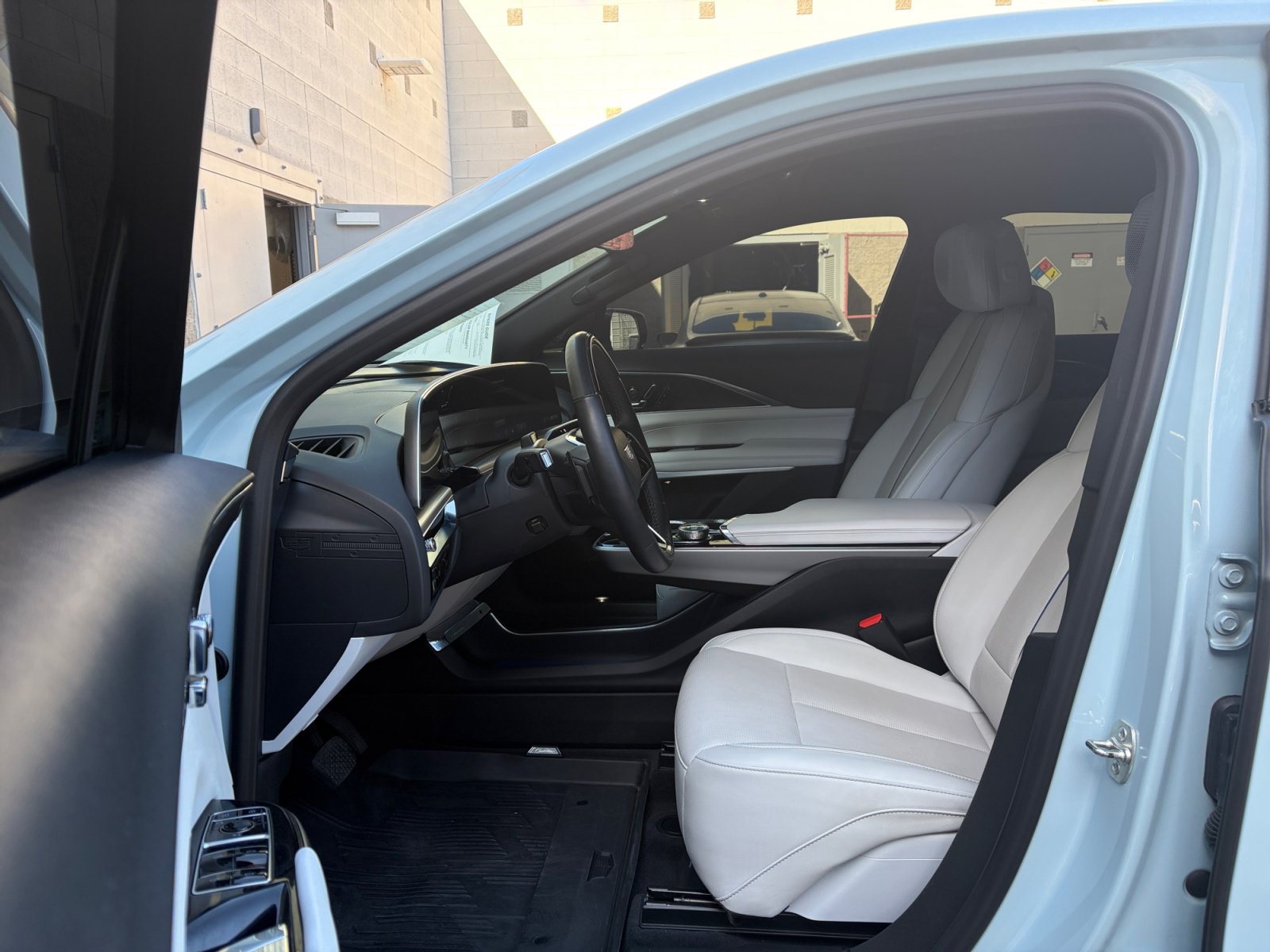 Used 2024 Cadillac Lyriq Luxury w/ LPO, Floor Liner Package AWD/4WD image 11