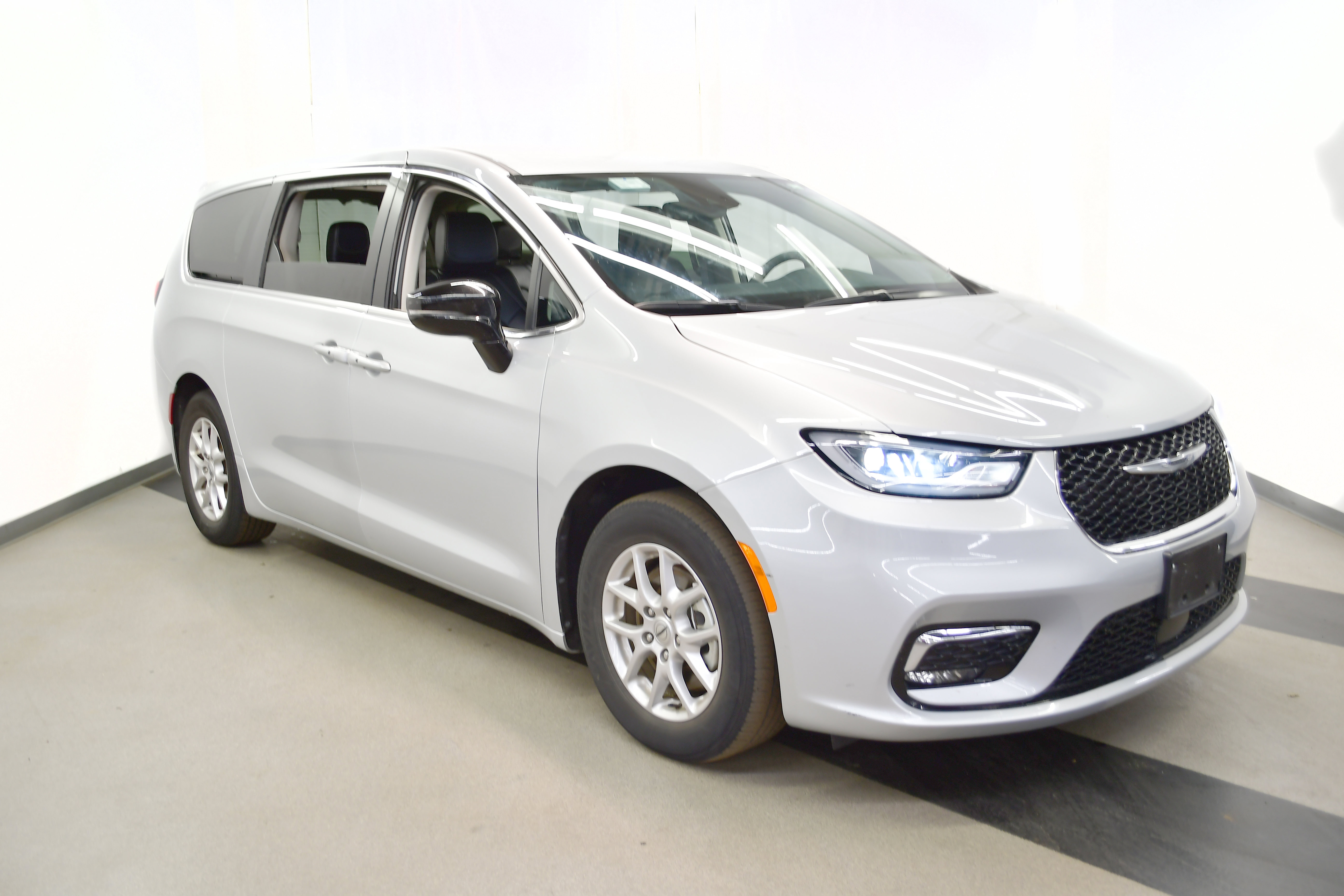 Used 2024 Chrysler Pacifica Touring-L image 2