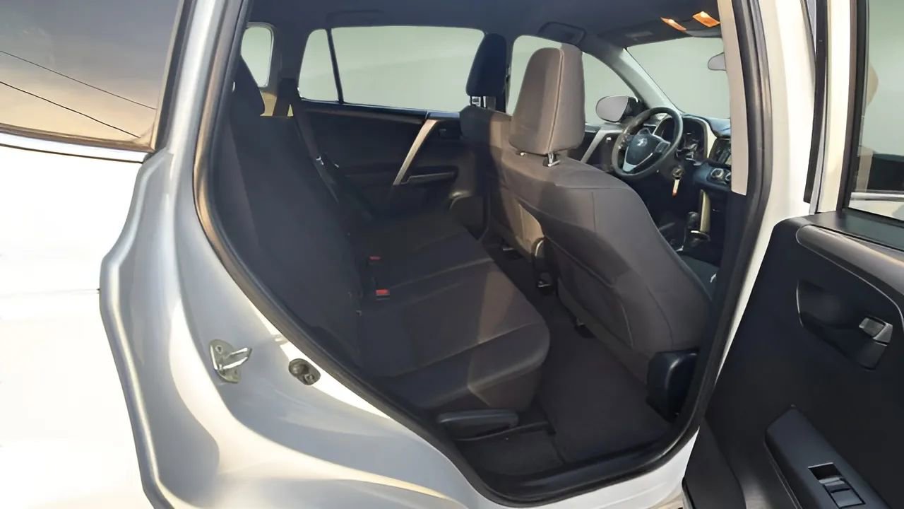 Used 2018 Toyota RAV4 LE image 15