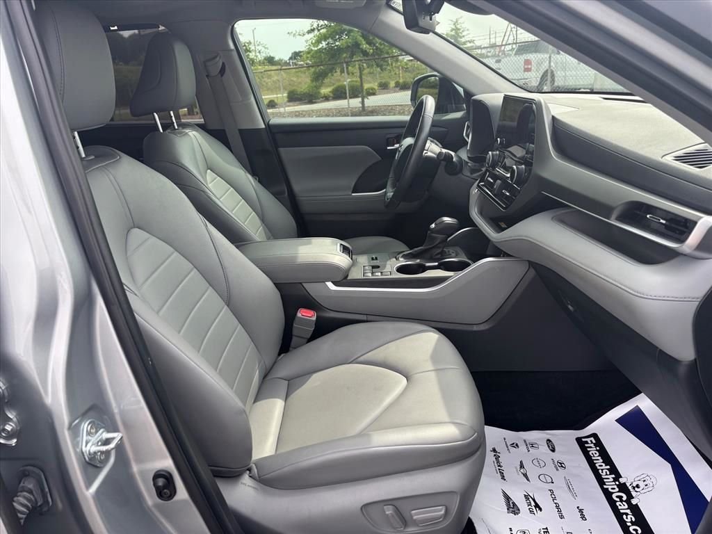 Used 2024 Toyota Highlander XLE FWD image 16