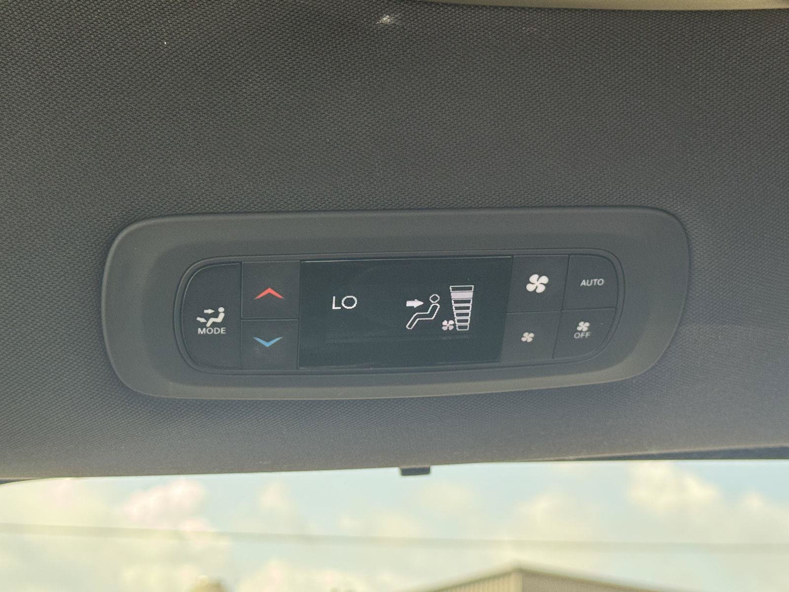 Used 2025 Chrysler Pacifica Select FWD image 34
