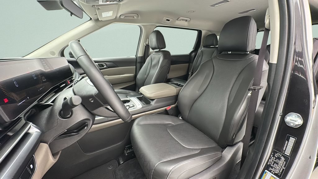 Used 2025 Kia Carnival FWD image 14