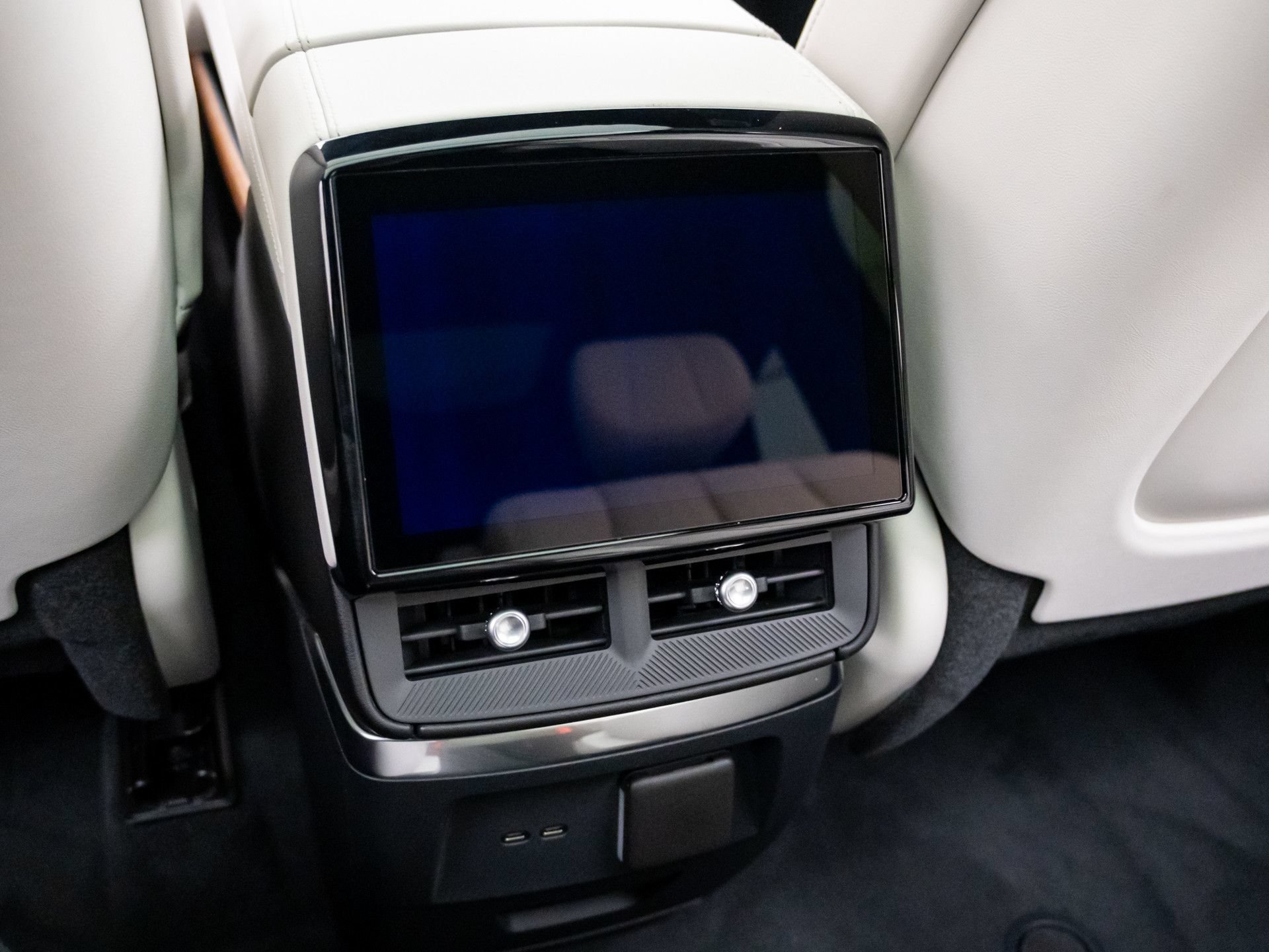 New 2027 Cadillac Vistiq Luxury w/ LPO, Trailering Package AWD/4WD image 23