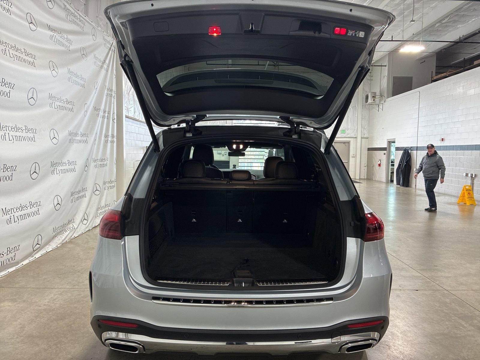 Used 2025 Mercedes-Benz GLE 450 4MATIC w/ AMG Line Exterior image 32