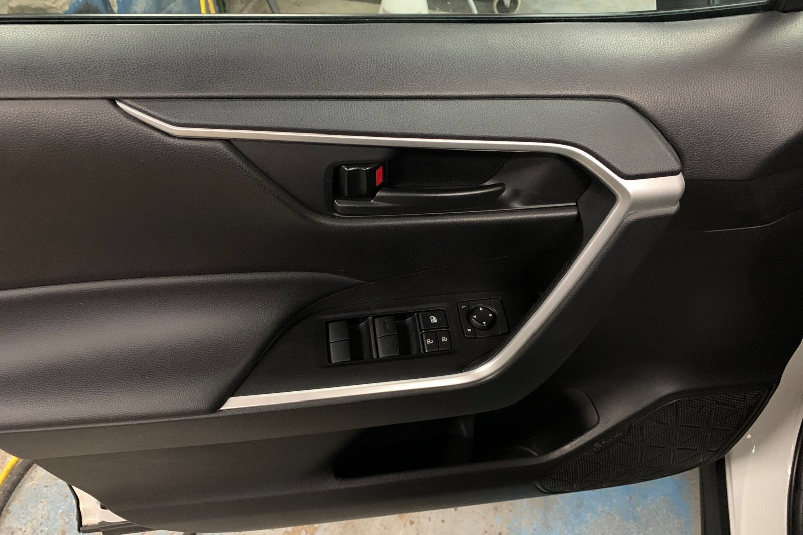 Used 2025 Toyota RAV4 LE AWD/4WD image 11