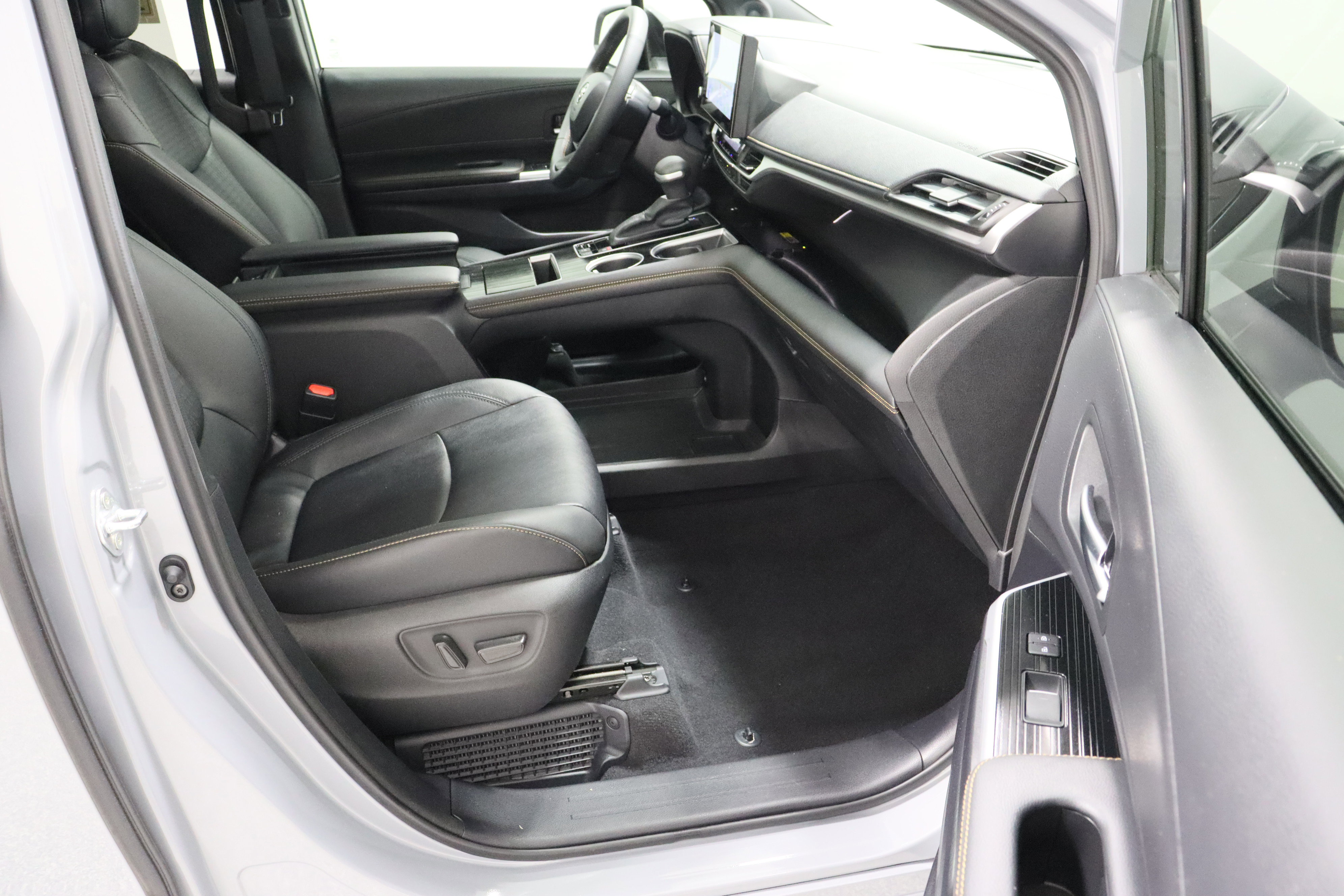 Used 2025 Toyota Sienna XLE Woodland Edition image 41