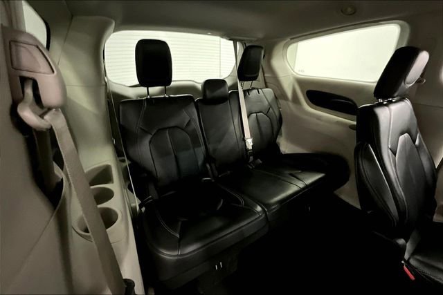 Used 2024 Chrysler Pacifica Touring-L image 31