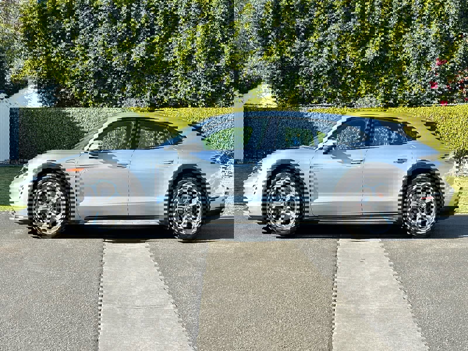 Used 2024 Porsche Taycan 4 Cross Turismo image 2