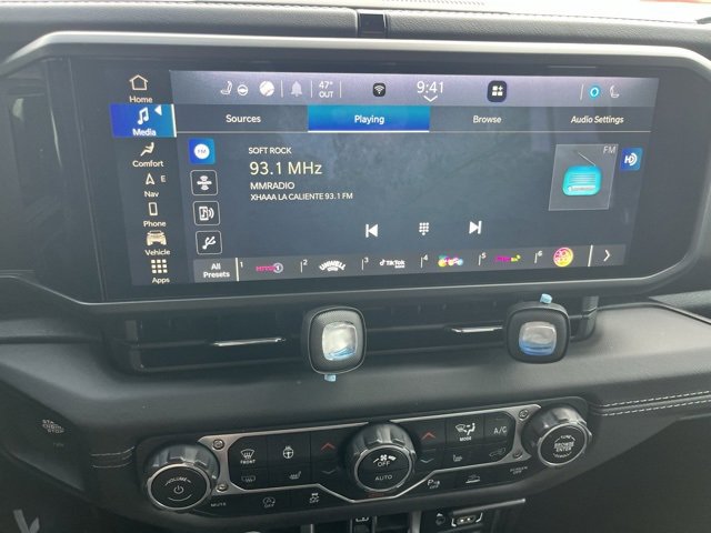 Used 2025 Jeep Wrangler Sahara image 13