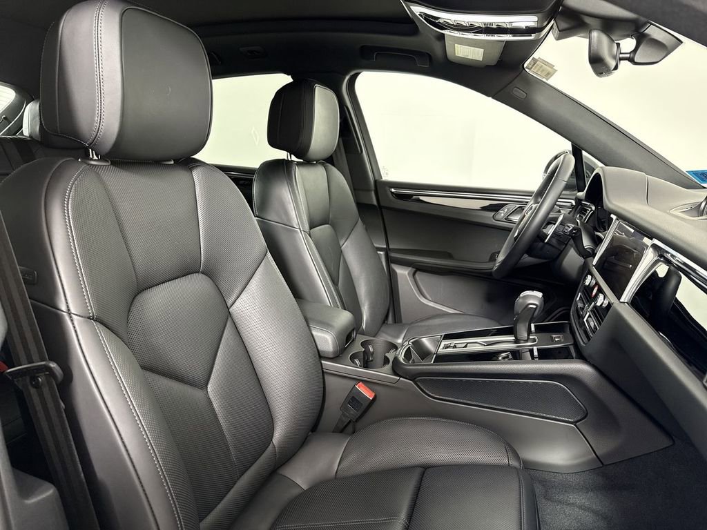 Certified 2025 Porsche Macan image 24