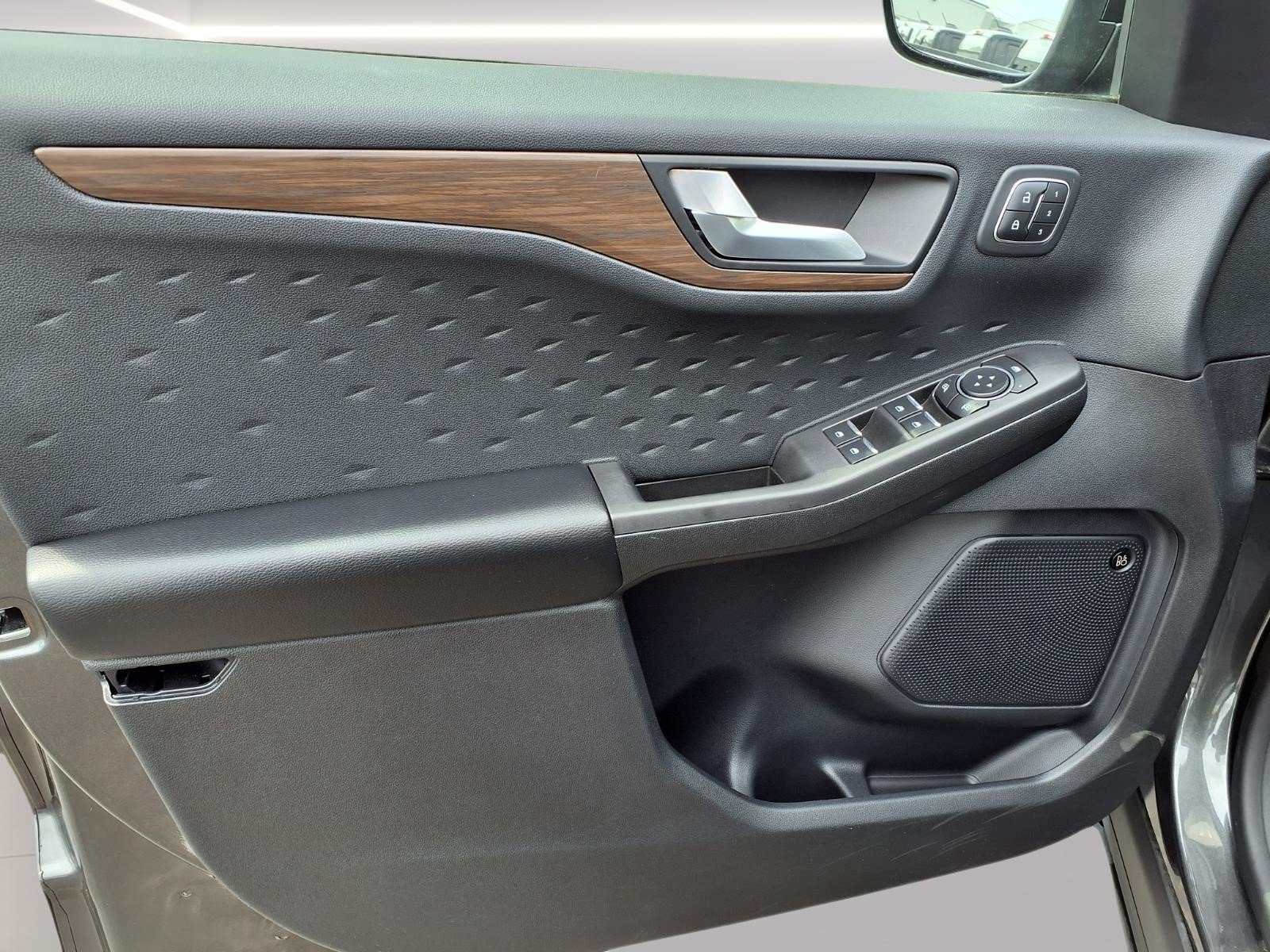 Used 2020 Ford Escape Titanium AWD/4WD image 14