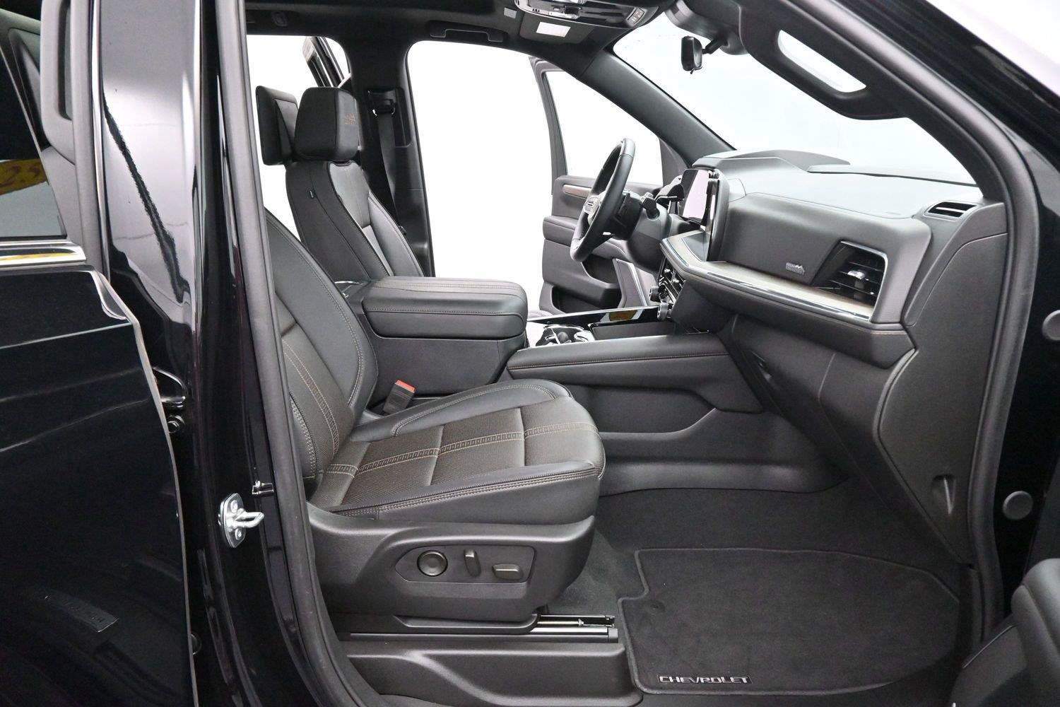 Used 2025 Chevrolet Suburban High Country AWD/4WD image 37