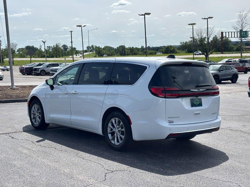 Used 2026 Chrysler Pacifica Limited FWD video 3