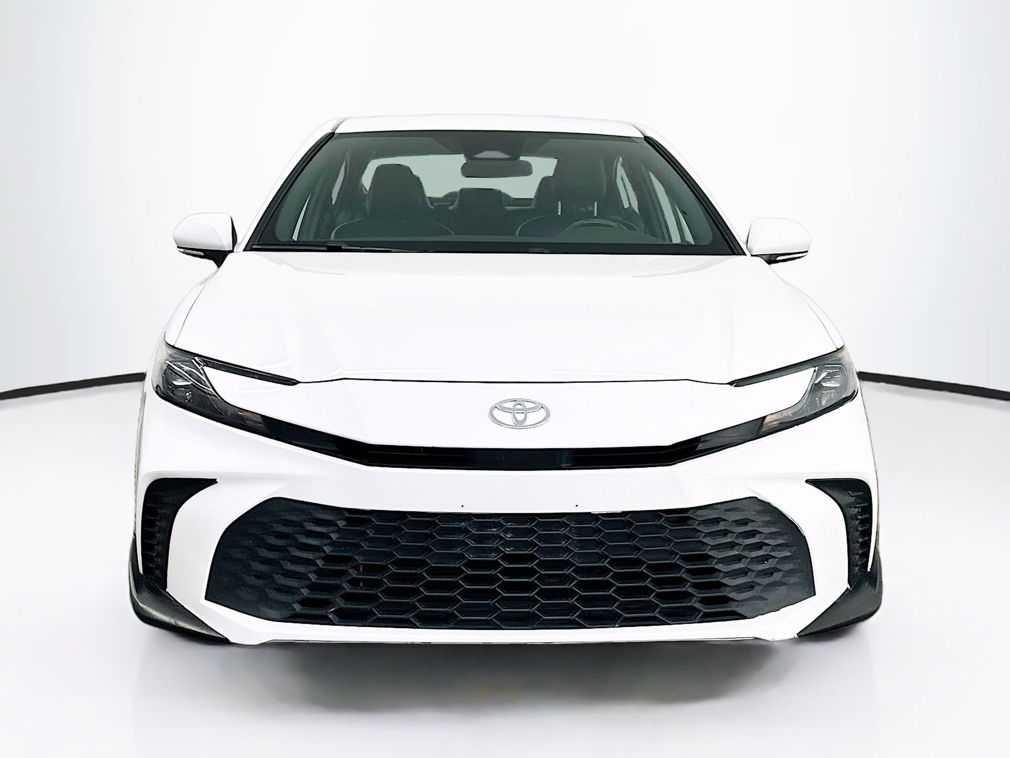 Used 2025 Toyota Camry SE image 2