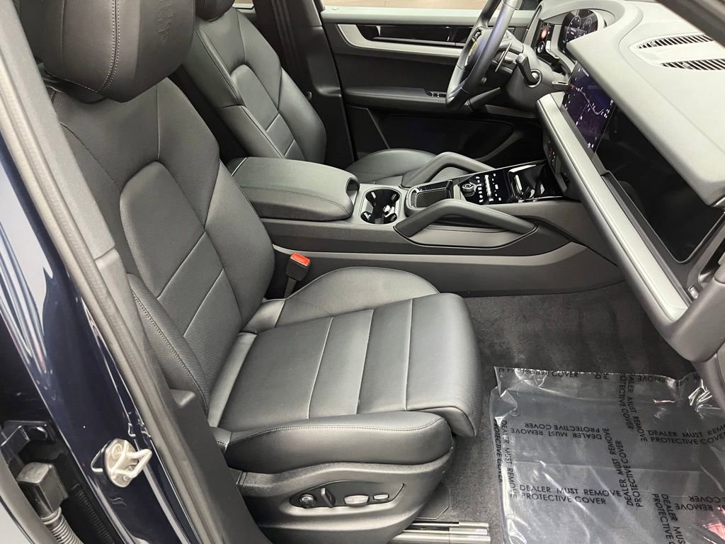 Used 2025 Porsche Cayenne image 34