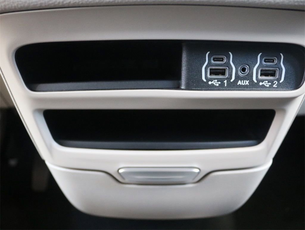 Used 2023 Chrysler Pacifica Touring-L image 17