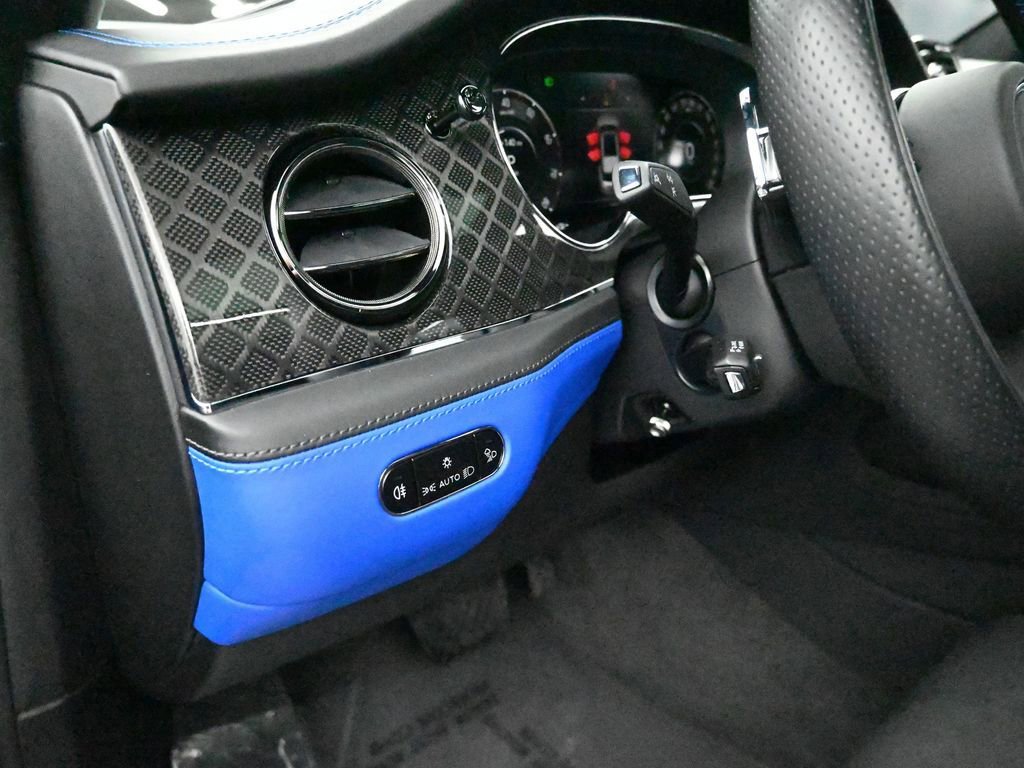 Used 2025 Bentley Bentayga image 28