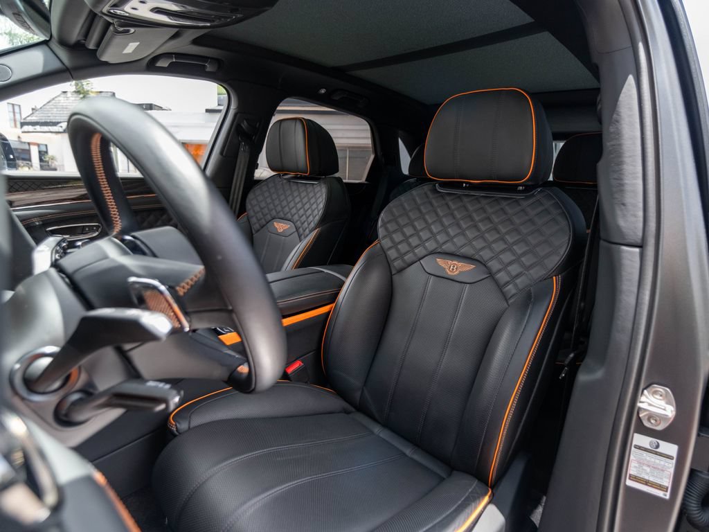 Used 2025 Bentley Bentayga AWD/4WD image 16