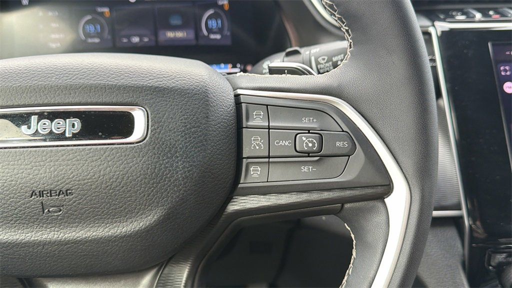 Used 2025 Jeep Grand Cherokee Laredo X w/ Luxury Tech Group I image 33