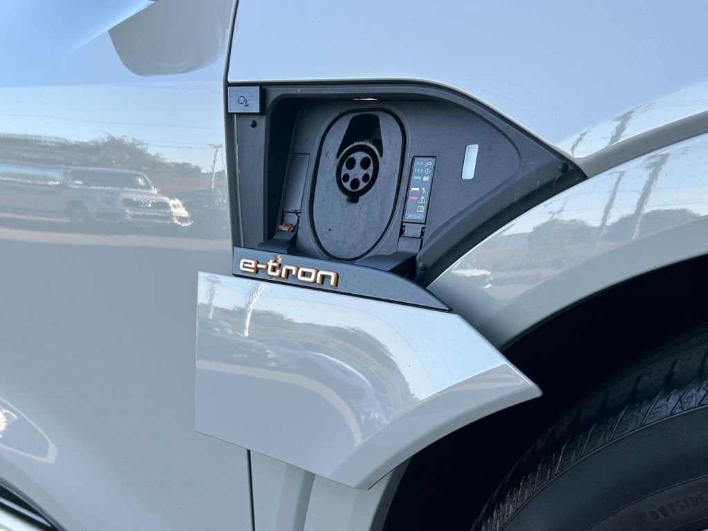 Used 2022 Audi e-tron Premium Plus w/ Premium Plus Package image 60