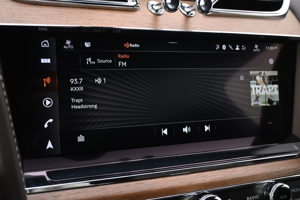 Used 2023 Bentley Bentayga image 32