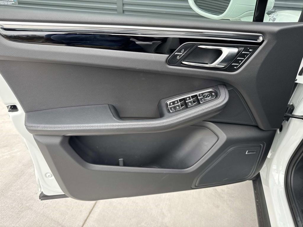 Certified 2025 Porsche Macan image 21