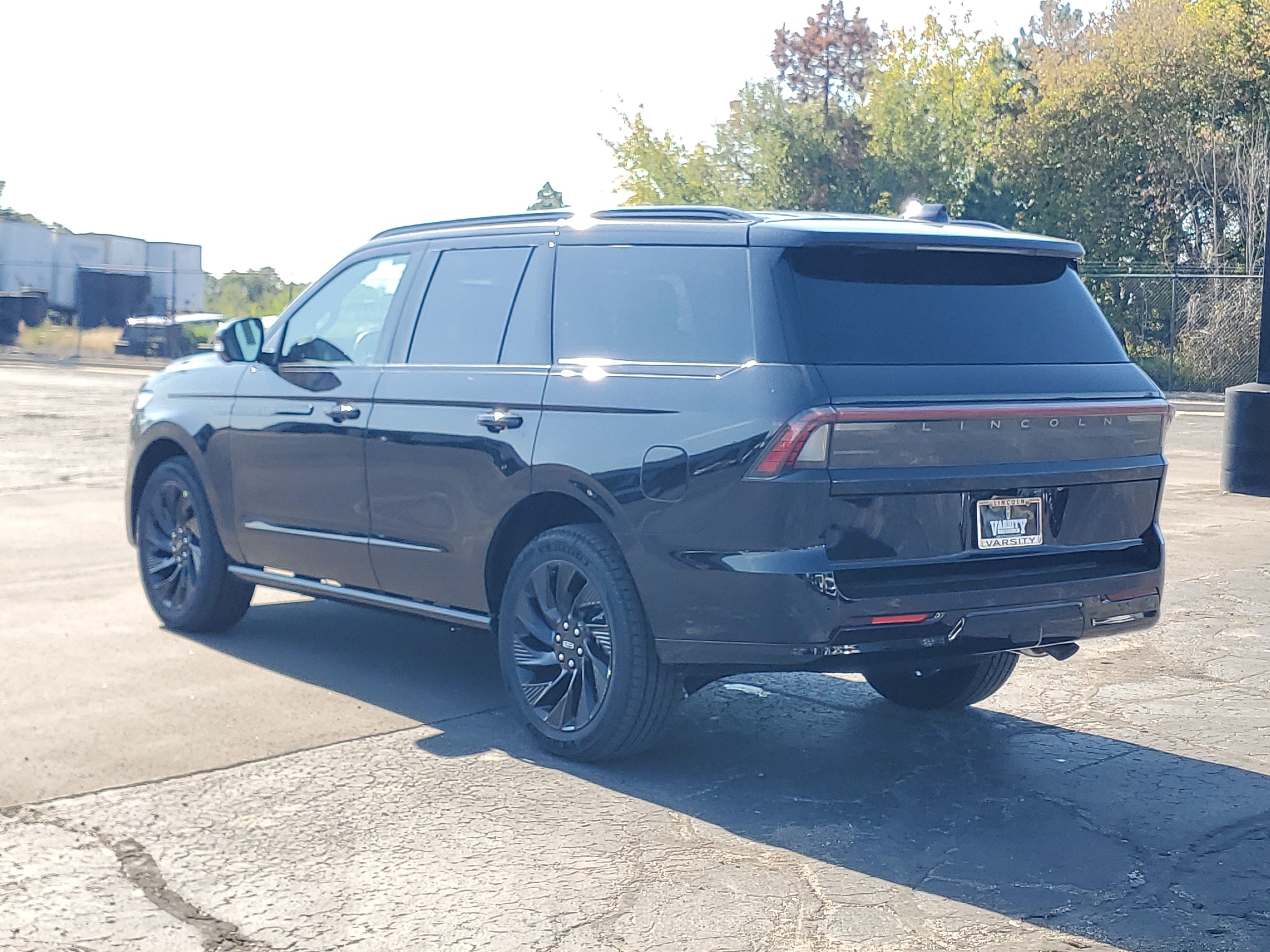 New 2027 Lincoln Navigator Reserve w/ Jet Appearance Package AWD/4WD image 3
