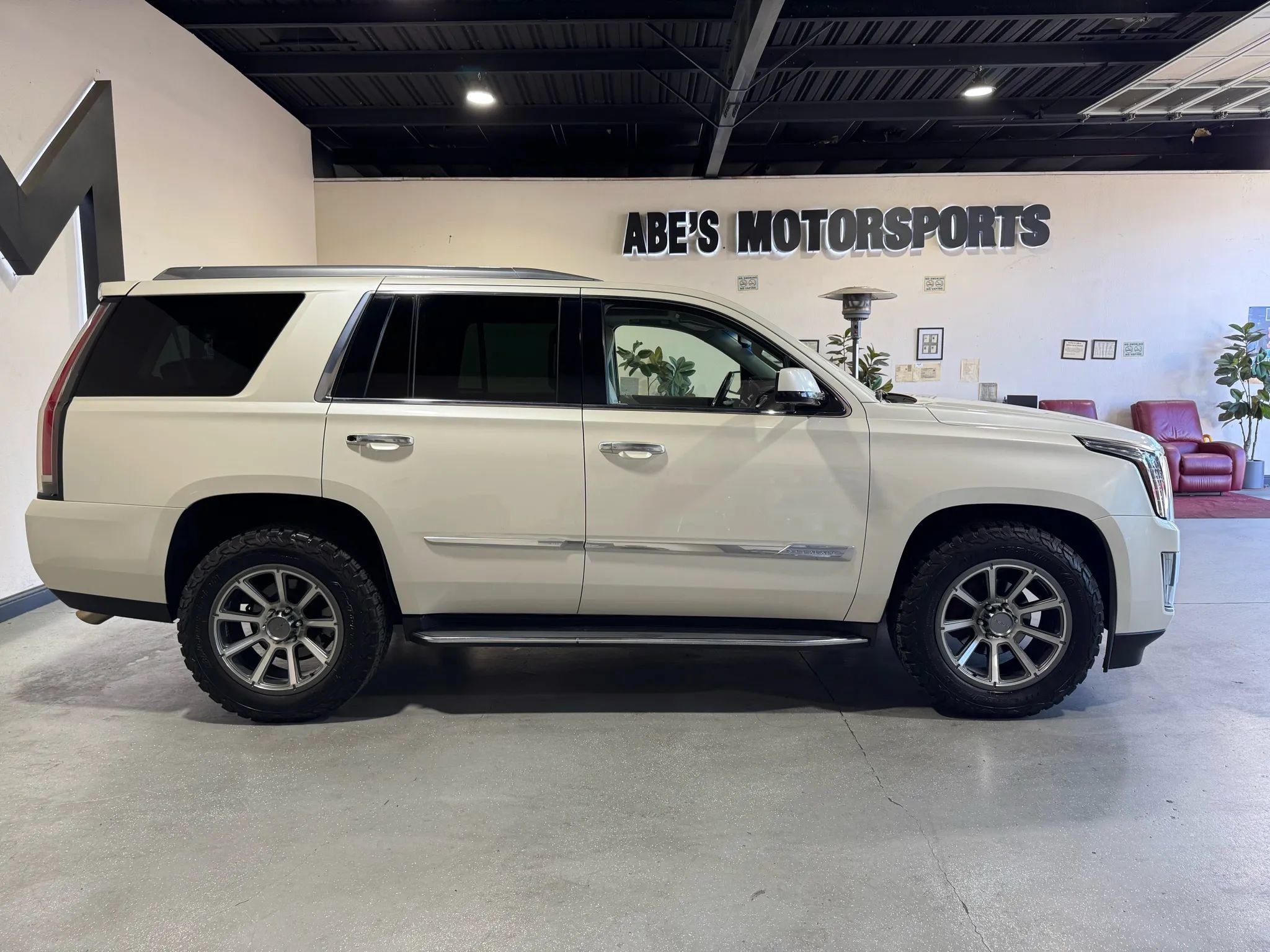Used 2015 Cadillac Escalade Luxury AWD/4WD image 8