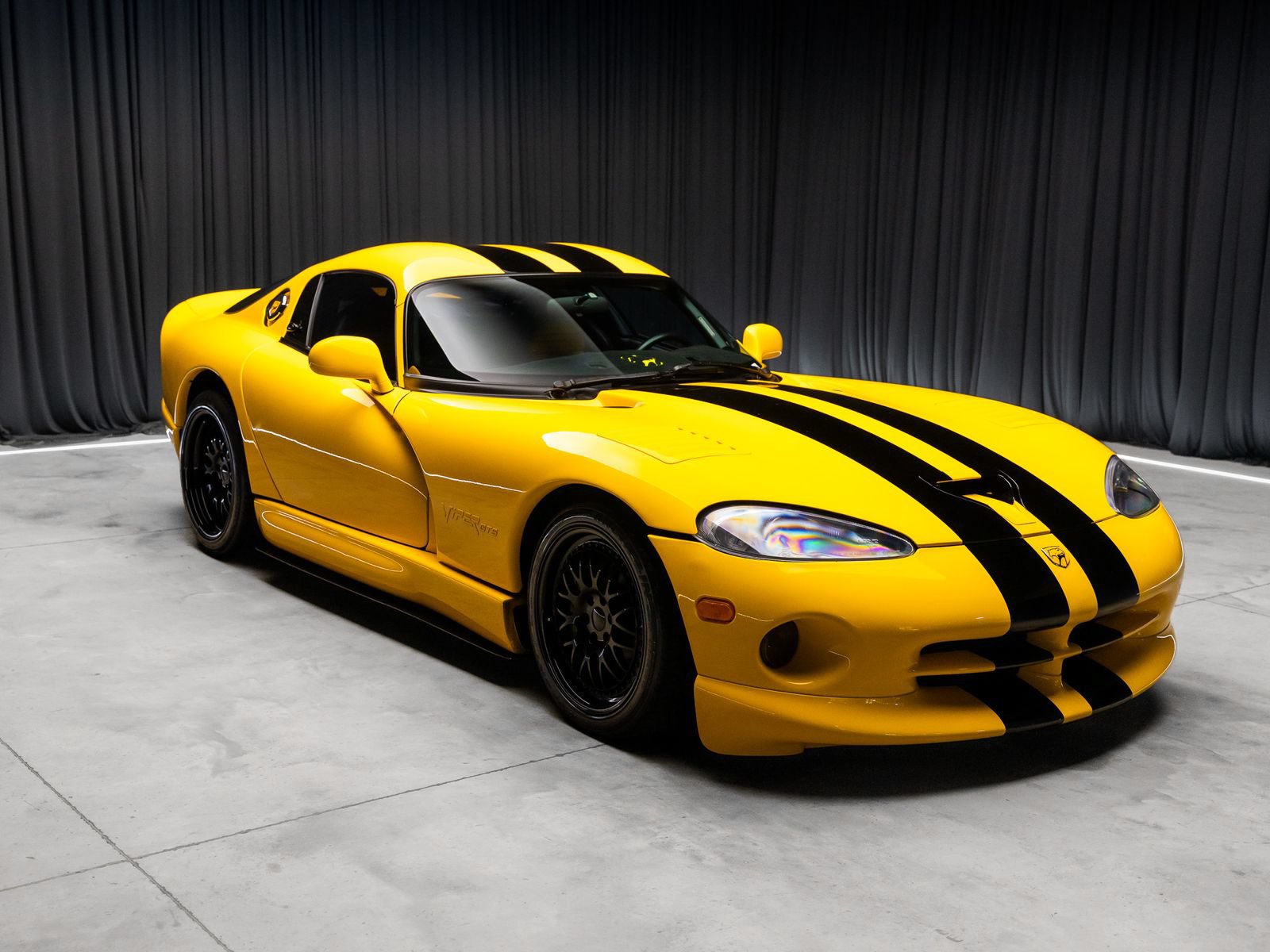 Used 2001 Dodge Viper GTS RWD image 2
