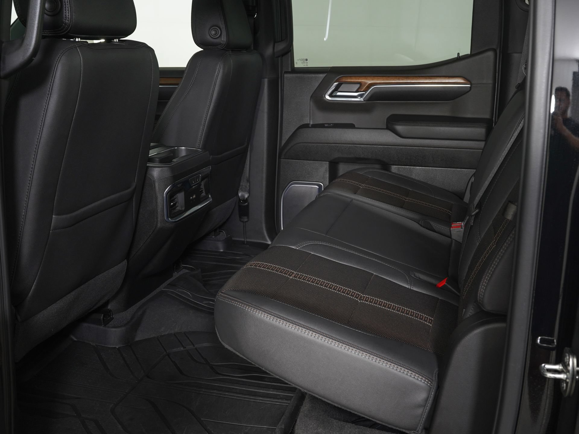 Used 2024 Chevrolet Silverado 1500 High Country w/ High Country Premium Package AWD/4WD image 13