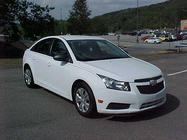 Used 2013 Chevrolet Cruze LS FWD image 2