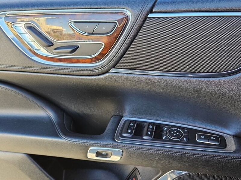 Used 2018 Lincoln Continental Premiere image 25