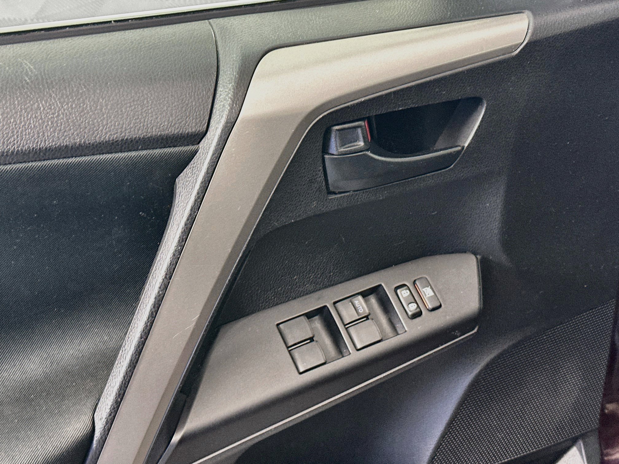 Used 2017 Toyota RAV4 LE w/ Carpet Mat Package AWD/4WD image 15