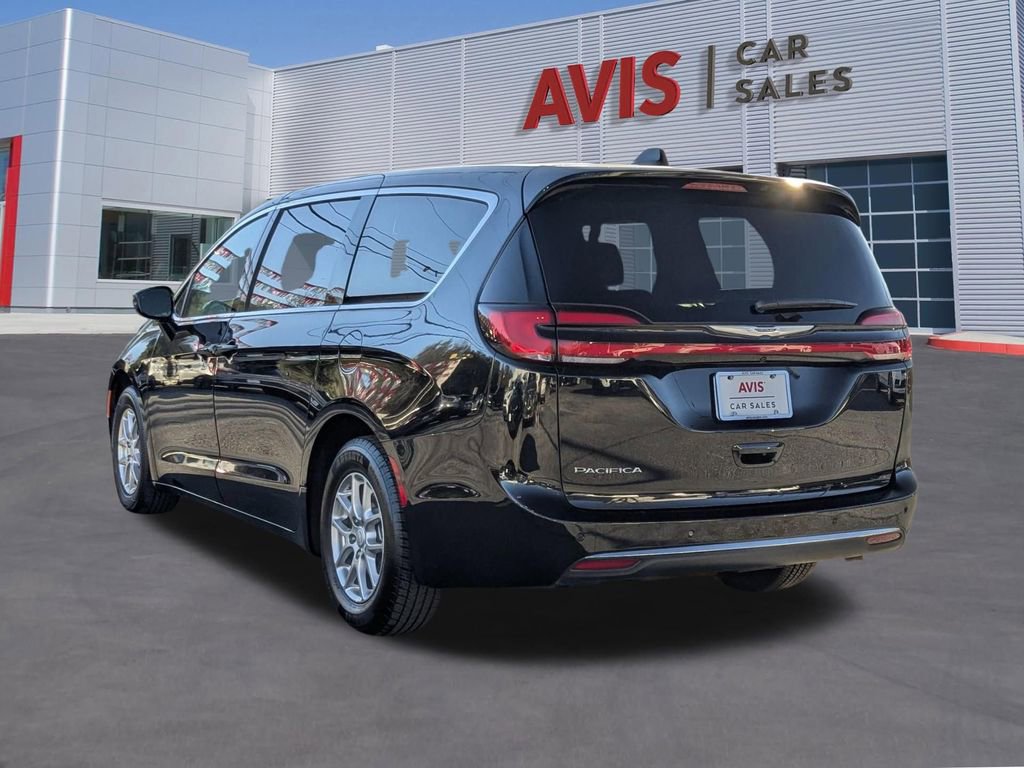 Used 2025 Chrysler Pacifica Select image 3