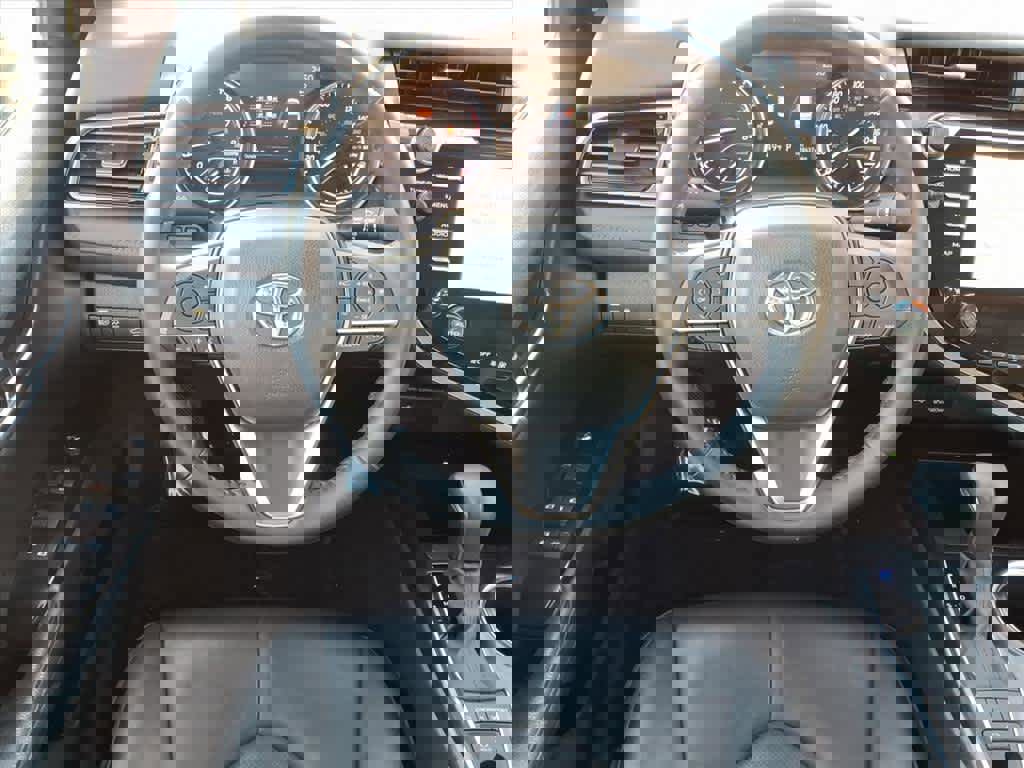 Used 2020 Toyota Camry XLE image 5