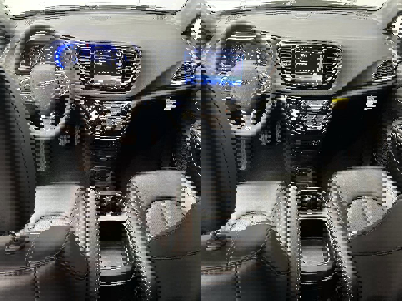 Used 2025 Chrysler Pacifica Select image 4