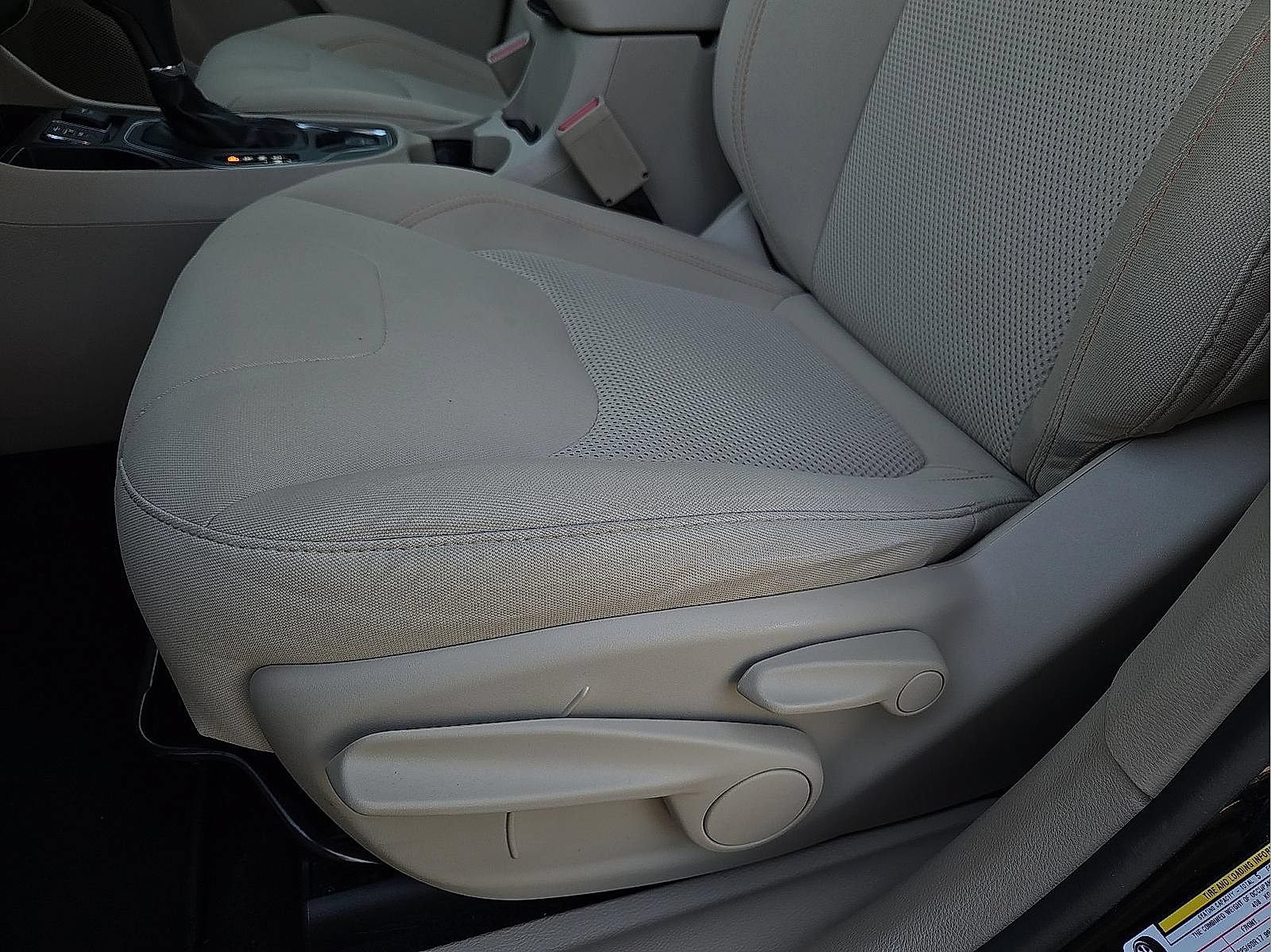 Used 2021 Jeep Cherokee Latitude w/ Mopar Interior Package FWD image 14