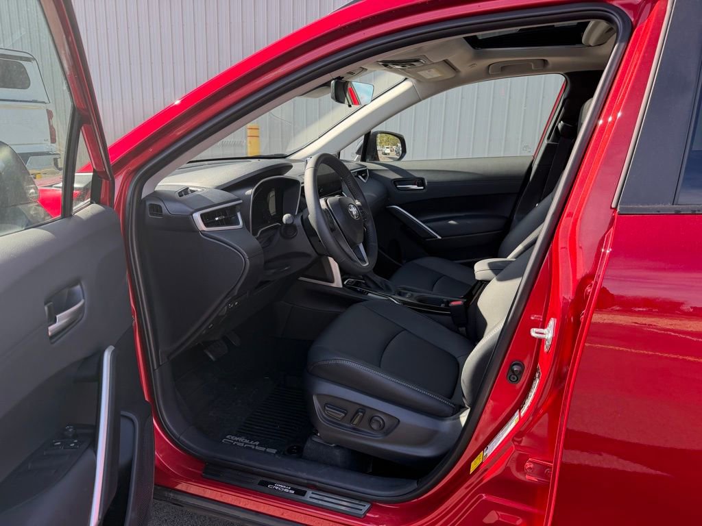 Used 2025 Toyota Corolla Cross XLE image 14