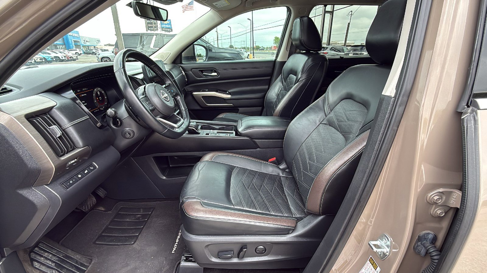Used 2023 Nissan Pathfinder Platinum w/ Lighting Package (N93) FWD image 11