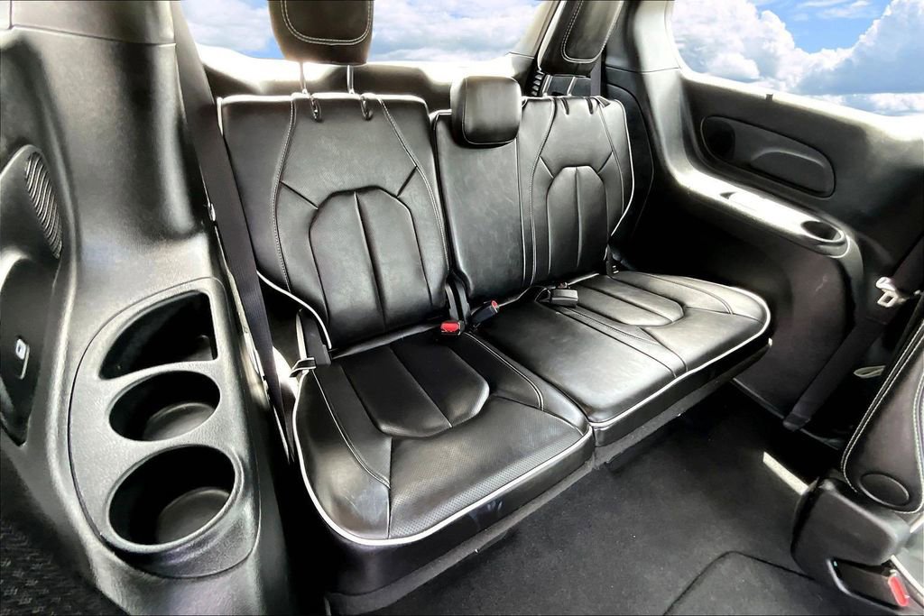 Used 2025 Chrysler Pacifica Limited image 28