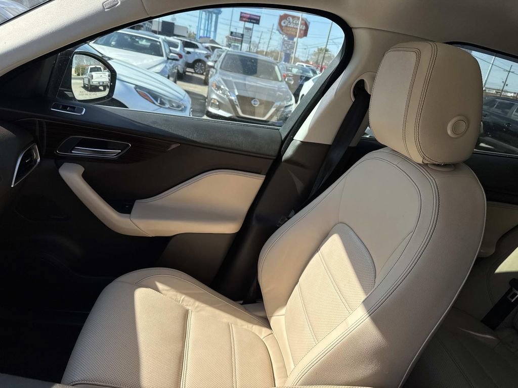 Used 2017 Jaguar F-PACE Prestige image 18