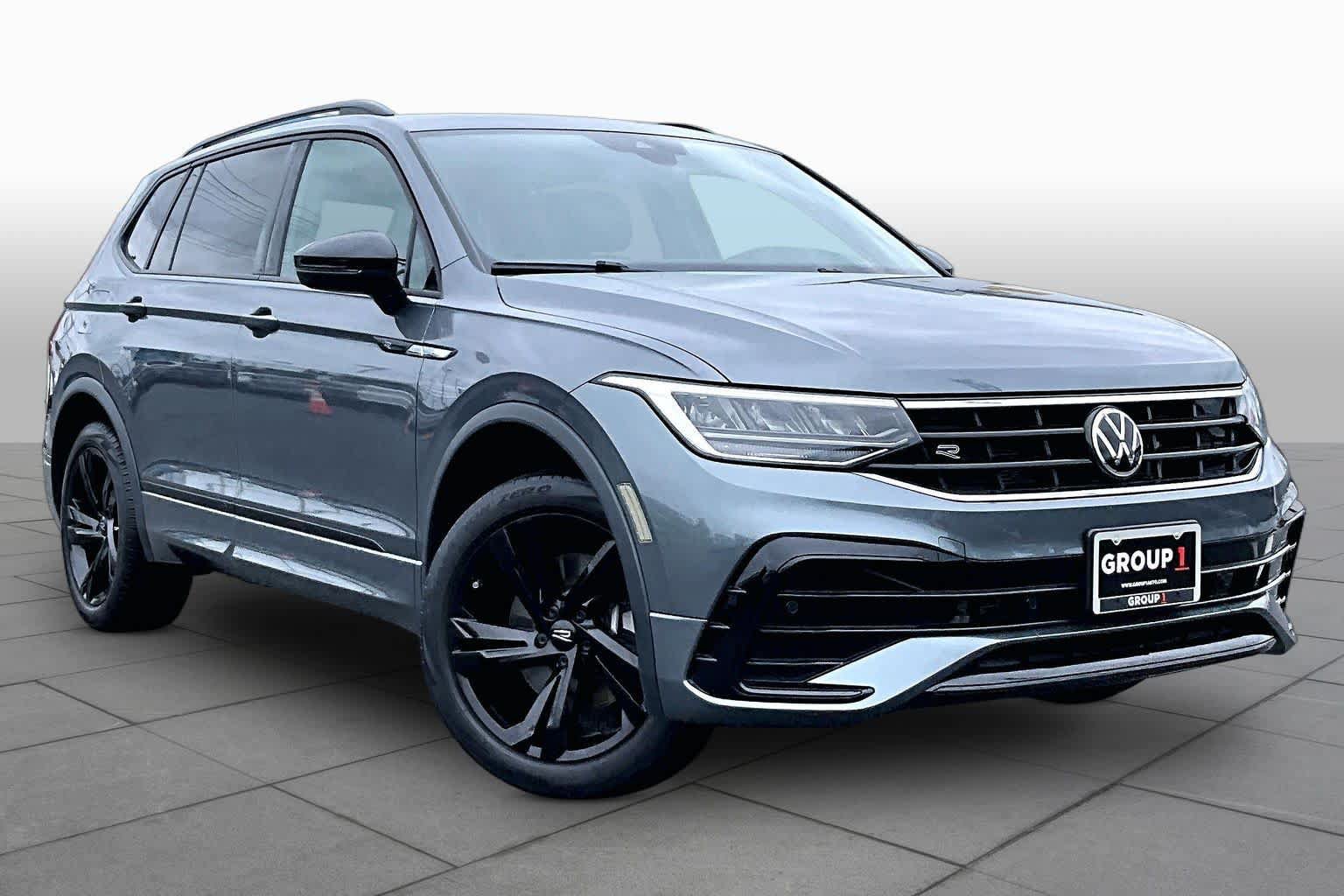Used 2024 Volkswagen Tiguan SE R-Line AWD/4WD image 3