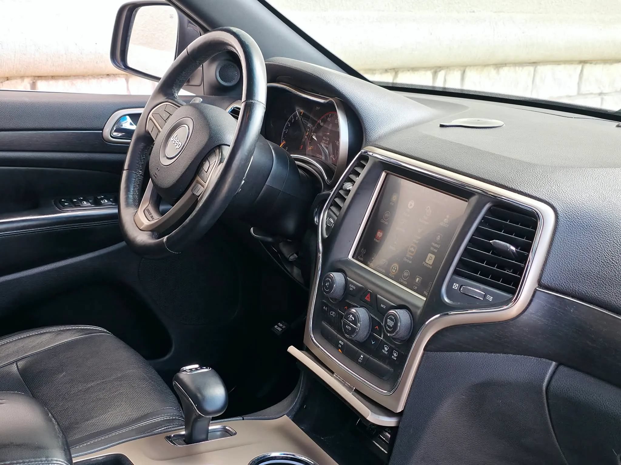 Used 2014 Jeep Grand Cherokee Laredo w/ Security & Convenience Group AWD/4WD image 16