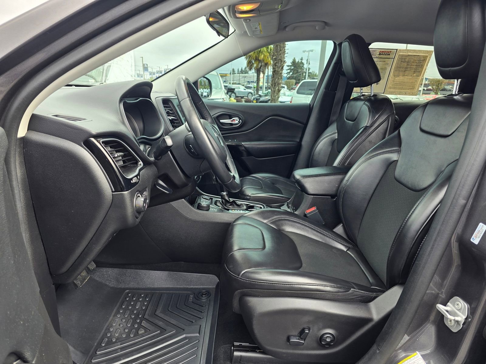 Used 2019 Jeep Cherokee Latitude Plus AWD/4WD image 17