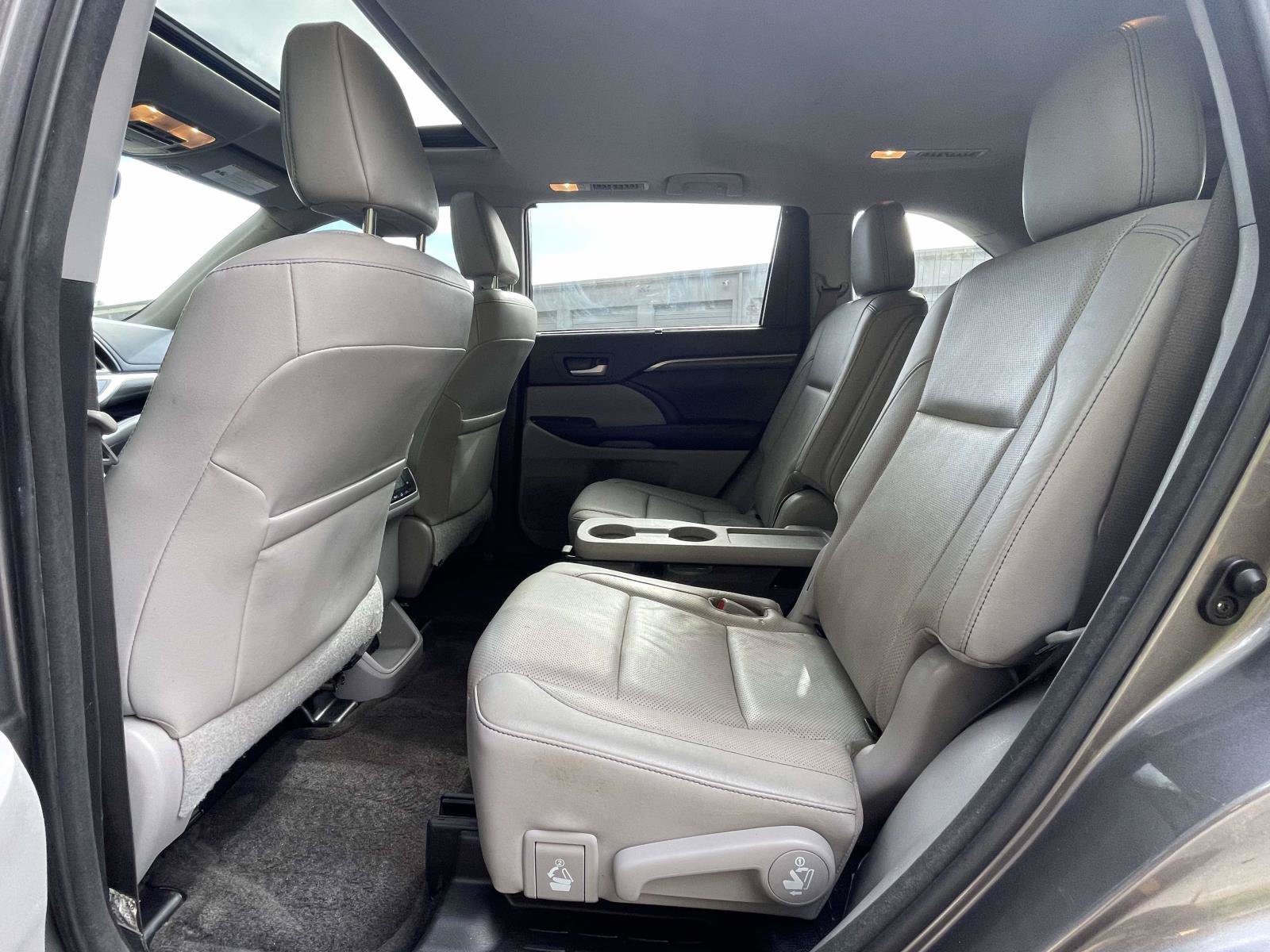 Used 2017 Toyota Highlander Limited FWD image 12